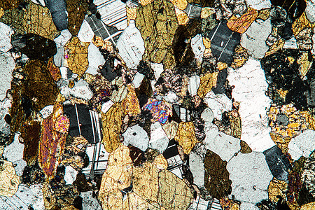 显微镜50x下的闪石岩片段宏观黑云母显微术地幔地质学岩石科学石英矿物质图片