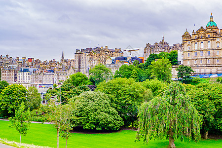 爱丁堡苏格兰著名的王子街花园的广角观景色街道地标建筑学王子太阳历史公园建筑纪念碑城市图片