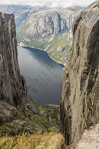 挪威的Lysefjord 视图吸引力旅行地标远足蓝色天空岩石山脉游客冒险图片