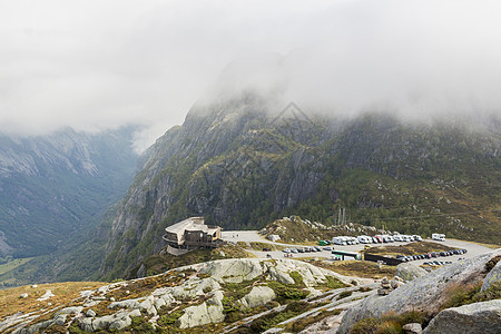 停车到位于挪威莱塞博顿的Kjerag小径 Lysefjord图片