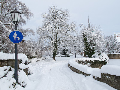 设有行人徒步和交通标志的雪地公园图片