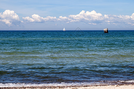 海滨和波罗的海 上面有一艘帆船太阳天堂天空海景游艇航行海岸线海浪旅行蓝色图片