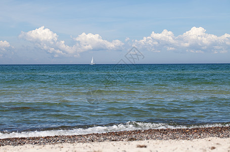 海滨和波罗的海 上面有一艘帆船海洋海岸线游艇海岸蓝色旅游太阳天空冲浪海景图片