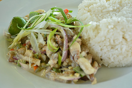 伊洛卡诺饭菜 由烤肉和煮猪肉部分制成午餐绿色盘子烹饪食物餐厅美食图片