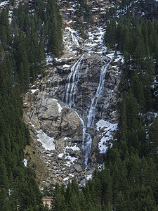 位于奥地利蒂罗尔州Stubai谷地的冰川瀑布 春季山河和树木景观自然环境 在阿尔卑斯山上登山图片