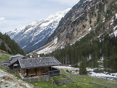 位于奥地利蒂罗尔州 Stubai 山谷的 GRAWA 冰川瀑布附近的高山木屋 春天的山河和树木景观自然环境 在阿尔卑斯山远足图片