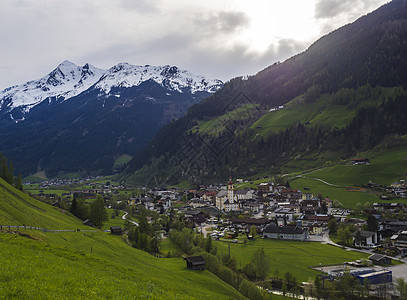 在奥地利因斯布鲁克附近的Stubaital或Stubai山谷与村 教堂 绿色草原 雪覆盖山顶的山丘风景远足冰川旅游天空森林蓝色全图片