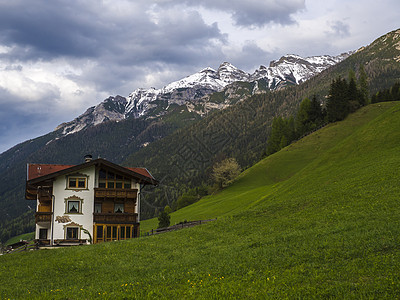 在奥地利因斯布鲁克附近Stubaital或Stubai 山谷与内德的土木小屋对面进行观察 并查看该山图片