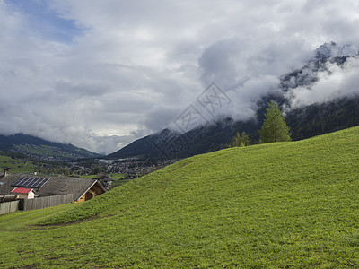 位于奥地利因斯布鲁克附近的Stubaital或Stubai山谷 带有奈德村 白云和雾的景象 在奥地兰Innsbruck附近图片