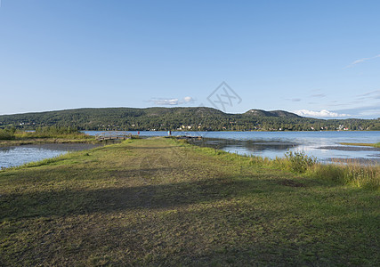 在瑞典地区的市的湖上漫游 夏日阳光明媚 蓝天背景天空时段港口小城爬坡海岸黄金村庄晴天营地图片