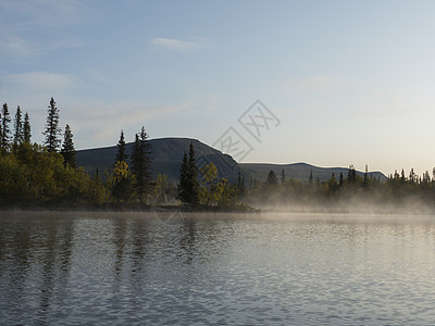 湖上美丽的早晨 在瑞典拉普兰的大自然中弥漫着薄雾 山脉 白桦树 云杉林 巨石和草地 天空 云彩和清澈的水远足反射风景派对橙子桦木图片
