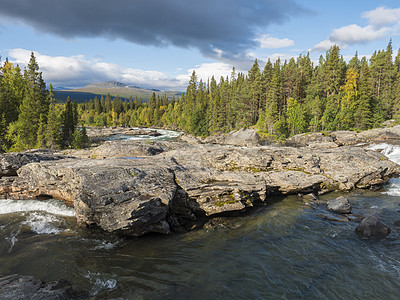 在瑞典拉普兰的有着野生冰川河流Kamajokk 巨石和树林的美丽的北部风景急流环境晴天瀑布石头自然公园假期旅游速度岩石图片