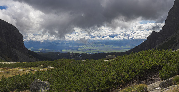 斯洛伐克山区的山谷 可欣赏村和高山湖泊的全景 斯洛伐克高塔特拉山脉 夏季图片