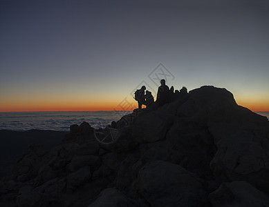 日出前的红光在西班牙最高山的顶部 徒步旅行者的轮廓在特内里费加那利岛上等待日出图片