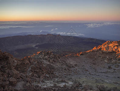 在日出前红发 与火山景观 从山顶的皮科德丁化伏尔卡诺 最高的西班牙山 在特纳里夫金丝雀岛图片