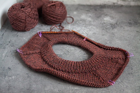 棕色毛衣 编织过程 具体背景乡村材料纺织品手工针线活灰色织物爱好羊毛工作图片
