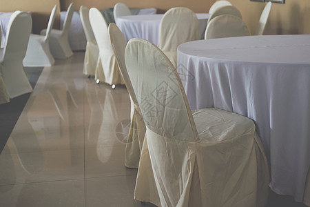 餐桌餐饮服务餐桌椅安排 晚宴服务椅子派对大厅用餐桌子酒店婚礼庆典餐厅图片