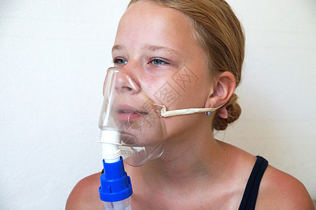 女孩通过吸入器呼吸 肖像特写哮喘疾病病人孩子感染药品喷雾器治疗支气管医疗图片