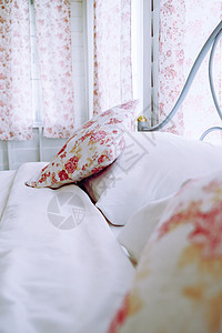 床上有花型枕头的明亮卧室内室内汽车风格装饰美丽摄影寝具家居婚礼套房旅馆图片