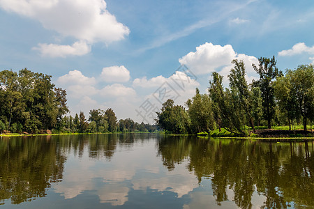 墨西哥城Xochimilco的Cuemanco运河景观 平静的河流 河水从森林中流过春天场景旅行城市蔬菜游客追求拉丁花园血管热带图片