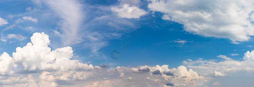 美丽的全景白云与蓝色的天空自由风景日光蓝天气候白色天气多云斗篷图片