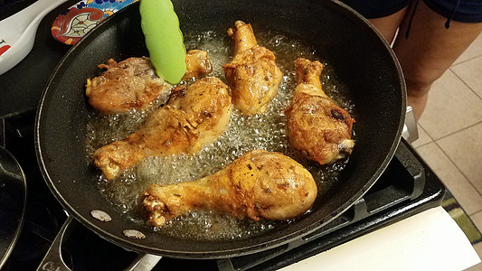 用煎锅中热油煮鸡鸡腿烹饪食物家禽油炸午餐平底锅润滑脂火炉沸腾图片