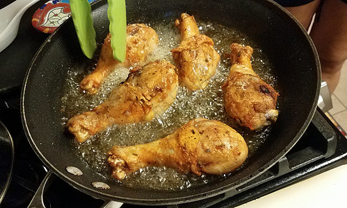 用煎锅中热油煮鸡鸡腿食物润滑脂沸腾午餐火炉家禽烹饪油炸平底锅图片