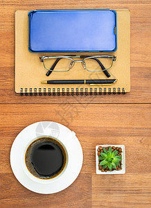 木制桌上咖啡杯和手机的顶端图像日记桌子教育笔记小样书样机咖啡笔记本奶制品电话图片