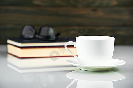 白咖啡和书食物休闲白色时光咖啡图书馆知识学习桌子时间图片