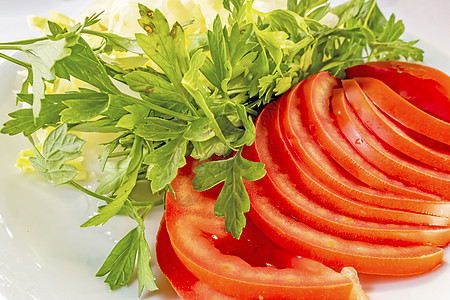 配西红柿和草药的新鲜沙拉胡椒香菜蔬菜午餐营养烹饪美食食物食品饮食图片