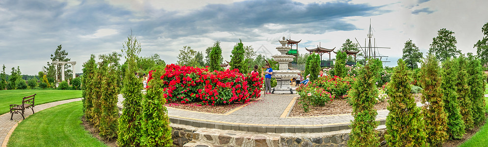 乌克兰伏洛达卡村岛旅游操场花坛公园小路娱乐花朵雕塑树木绿地背景图片