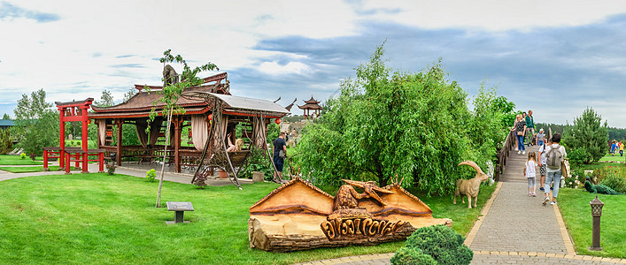 乌克兰伏洛达卡村岛花坛绿地雕塑村庄树木植物园旅游凉亭公园小路背景图片