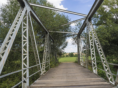 Jizera河的足桥 由木材和金属钢铁螺旋木制成 以树木和农村夏季风景为视线胡同环境旅行森林途径天空栏杆旅游天桥建筑学图片