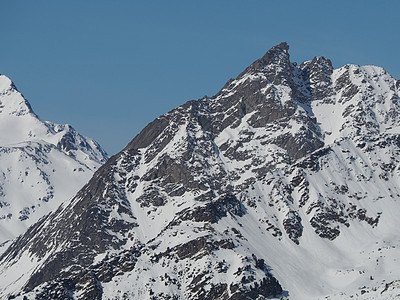 冬季积雪时欧洲的阿尔卑山峰图片