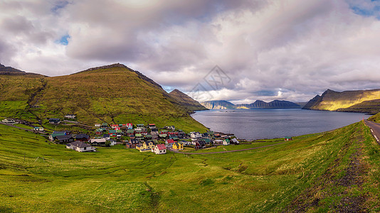 法罗群岛Funningur村周围山脉和海洋的全景图片