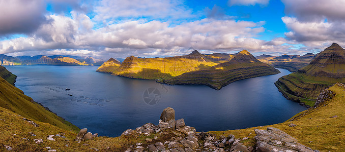 丹麦法罗群岛Funningur村附近的fjords码头全景图片