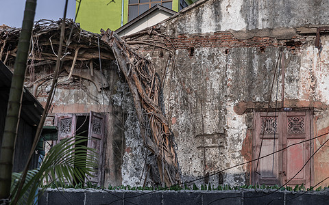被废弃的古老旧房子的遗骨和古董损害建筑学建筑艺术楼梯垃圾衰变文化走廊窗户图片