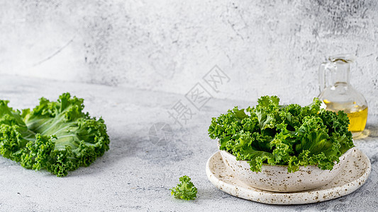 羽衣甘蓝叶在 bowlcopy 空间左侧饮食蔬菜水泥市场生活方式小吃食物沙拉横幅排毒背景图片