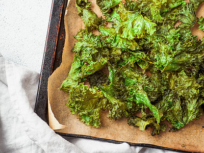 加盐的Kale Chips 烤炉图案 复制空间饮食纤维美食脱水蔬菜烘烤吃饭烹饪托盘烤箱图片