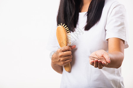 女人不开心的柔软头发问题 她拿着梳子和秀损失发刷女性贫血治疗压力癌症刷子女士脱发图片