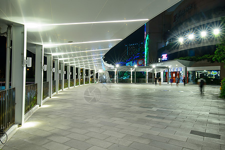 街对面走在购物中心Bangkae购物中心的前面游客运输中心街道购物中心窗户建筑学建筑人行道楼梯图片