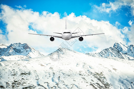 飞越雪山背景的飞机被炸飞载体喷射旅行机身引擎高度航空运输反射车辆图片