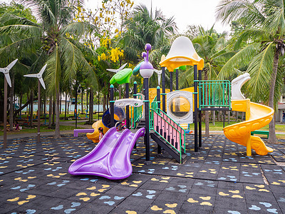 公园院子里的多彩游乐场教育孩子力量游戏学校童年娱乐地面安全楼梯图片