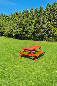 休息区公园绿草坪上有红色野餐桌图片