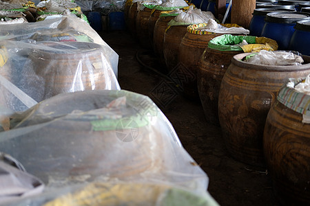 绿色中国卷心菜在工厂的罐子中发酵植物生产食物盐渍蔬菜美食图片