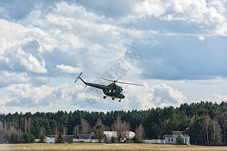 MI-2型直升机从地面机场起飞的起飞图片