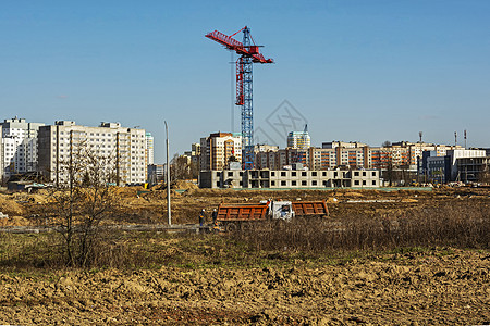 建筑工地 有一座高塔起重机和一个多层楼图片