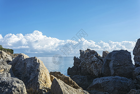 云荷里背景下的沿海岩层表层图案图片