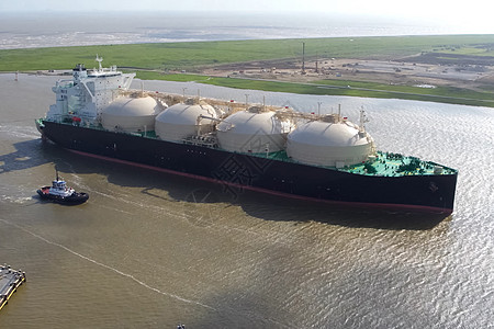 拖运液化油罐车 海上运输碳氢化合物技术燃料油船经济石油拖带后勤天气海景工作图片