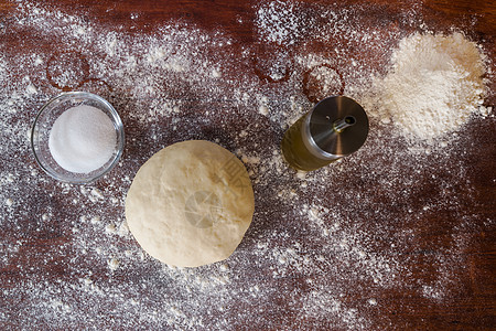 在木桌边吃披萨食谱木板食物酵母美食面粉白色水平厨房面包图片